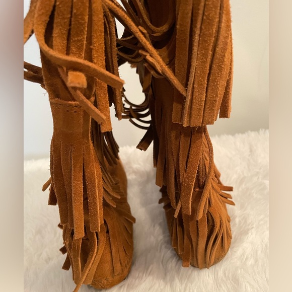 Minnetonka Fringe Boots - Picture 4 of 6